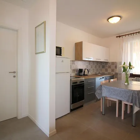 Appartement Samara Fuer 4 Personen In Strandnaehe Poreč